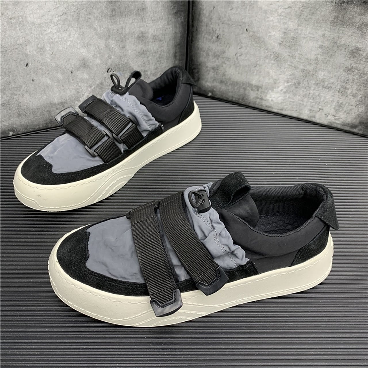 Double Belt Casual Sneakers HL1888