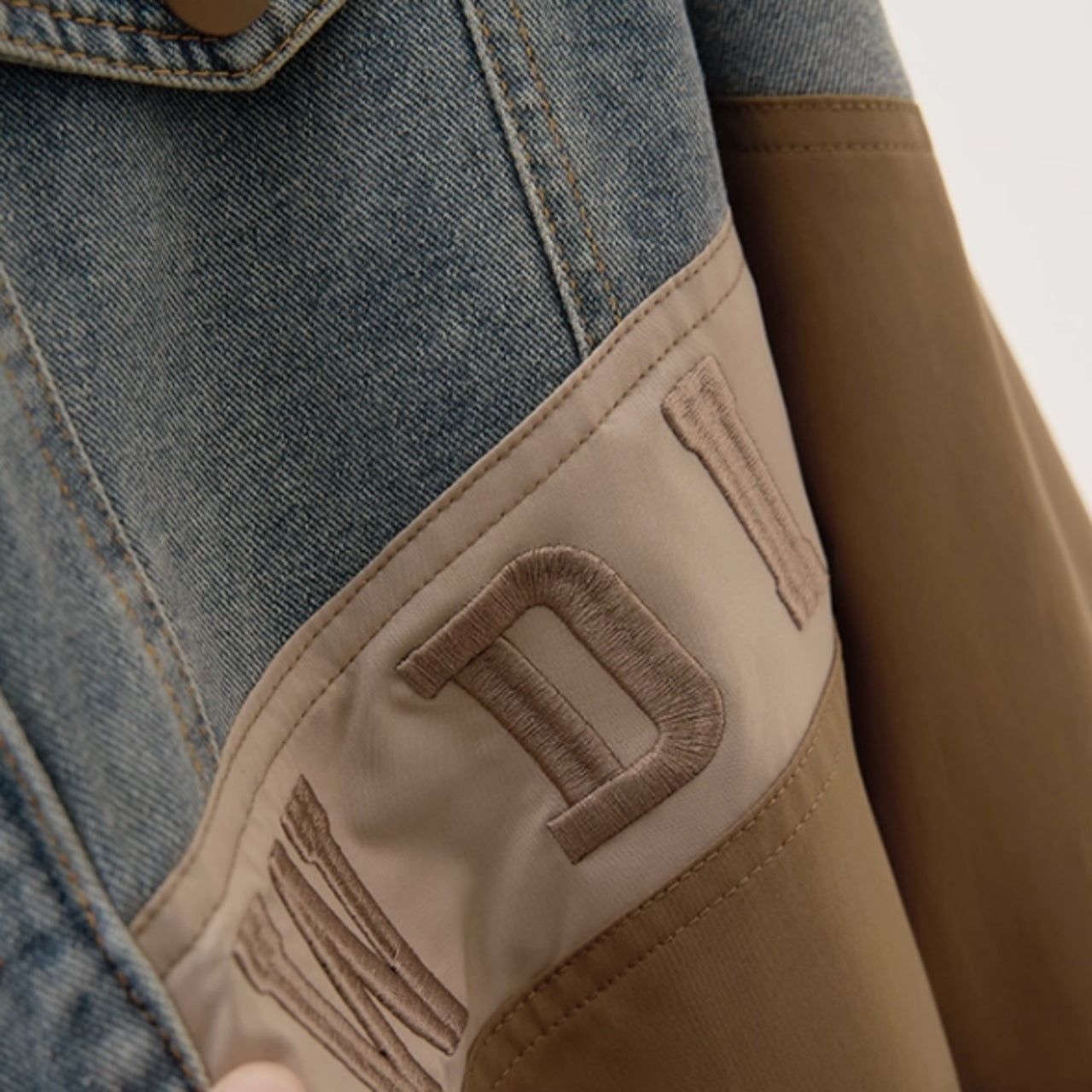 Logo embroidered denim jacket D0089