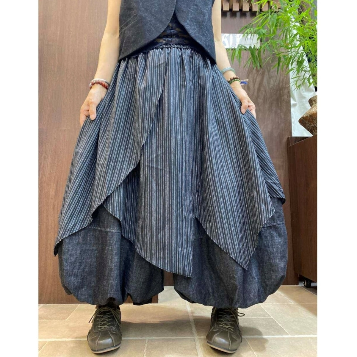 Layered-design voluminous pants D0324